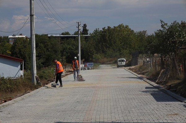 İzmit Belediyesi'nden Akmeşe Atatürk Mahallesi'ne parke yol 